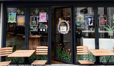 Outdoor seating at 10 Museum Street